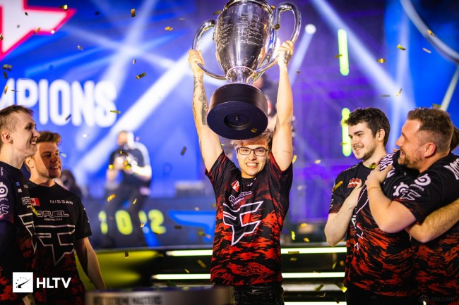 国家第一中学！骑士库奇成为军队中的刺客，带领 EDward Gaming 的中路选手。 Bilibili Gaming 轻松赢得了第一局